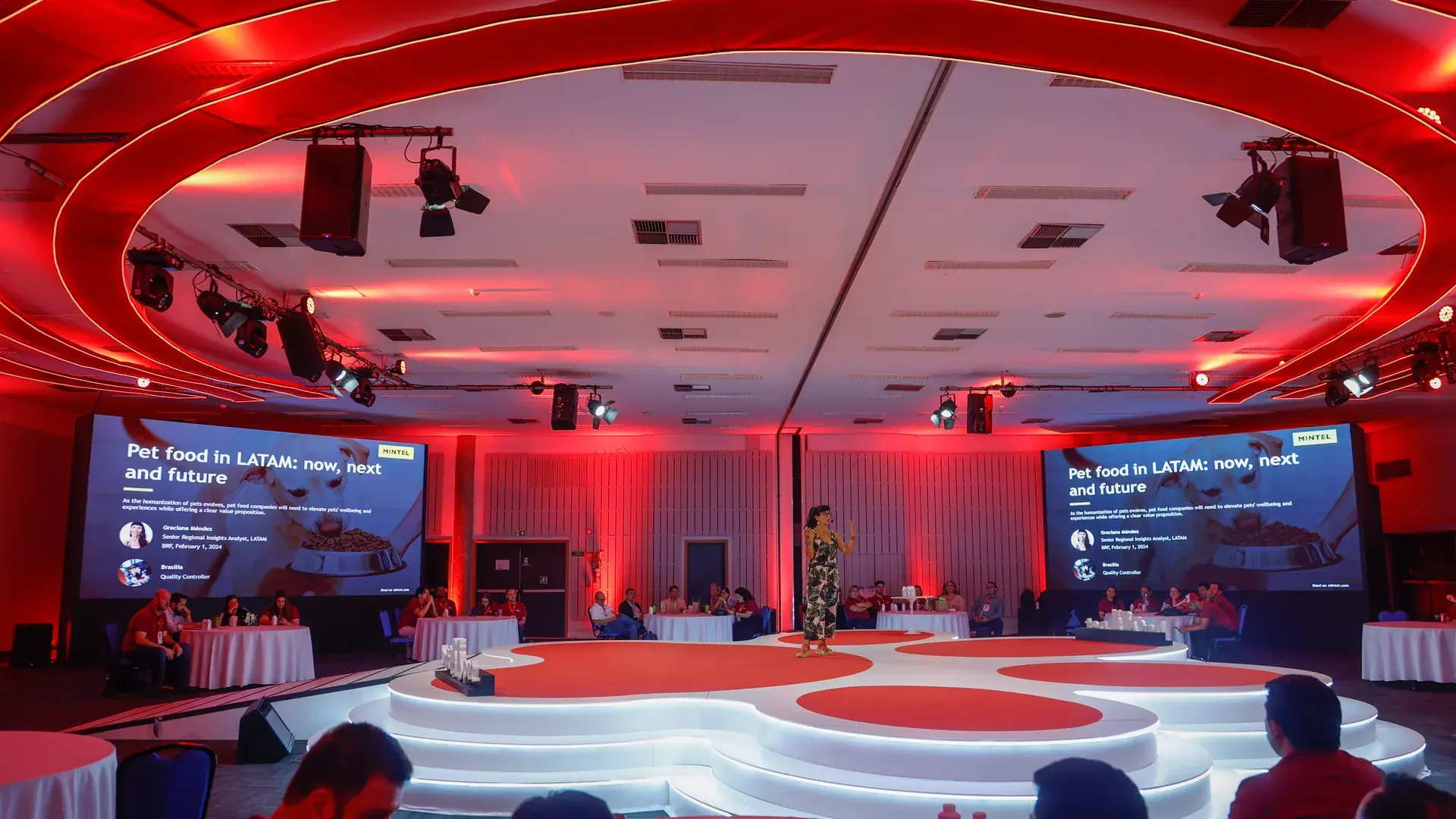 Plenária 360º iluminada em vermelho, com o palco em formato de pata ao centro