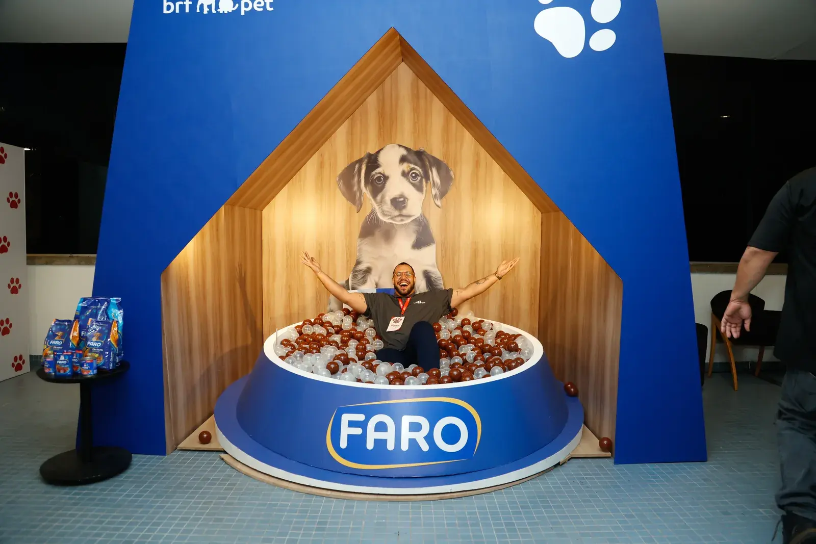 Ativação com uma casinha de cachorro gigante e um pote FARO cheio de ração