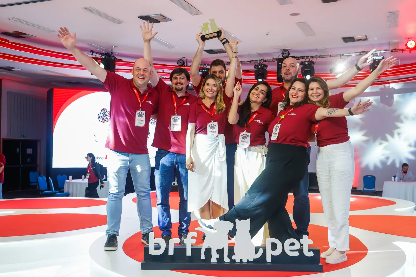 Time comemora no palco com o troféu erguido