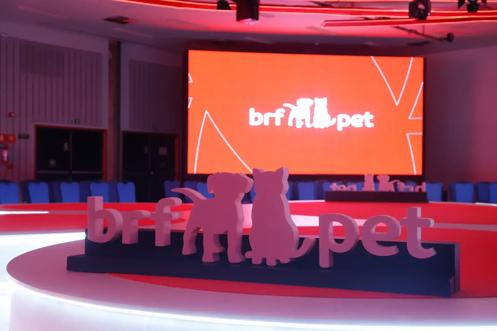 Palco com o telão e o letreiro da BRF Pet iluminado