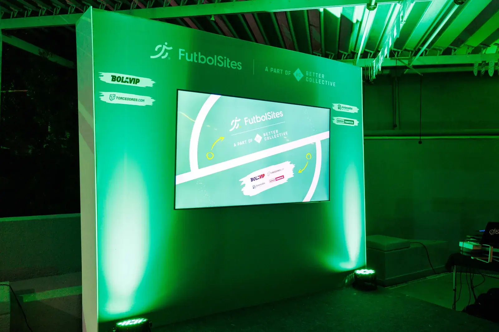 Painel de LED com a marca FutbolSites iluminado em verde