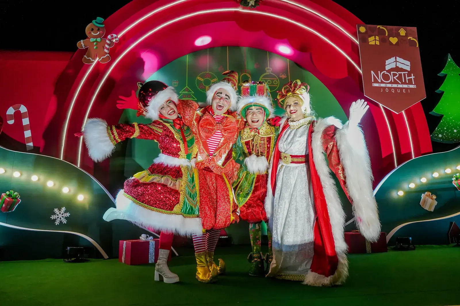 Elves and Mrs. Claus pose on the Natal Encantado stage