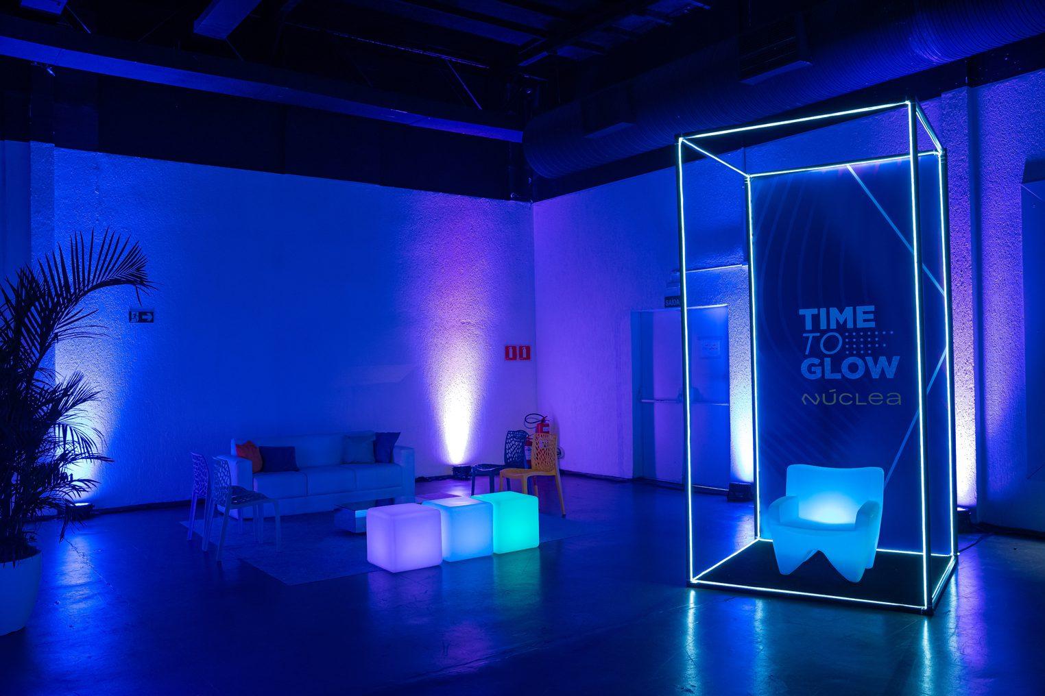 Sala imersiva com cubo de vidro e painel Time to Glow