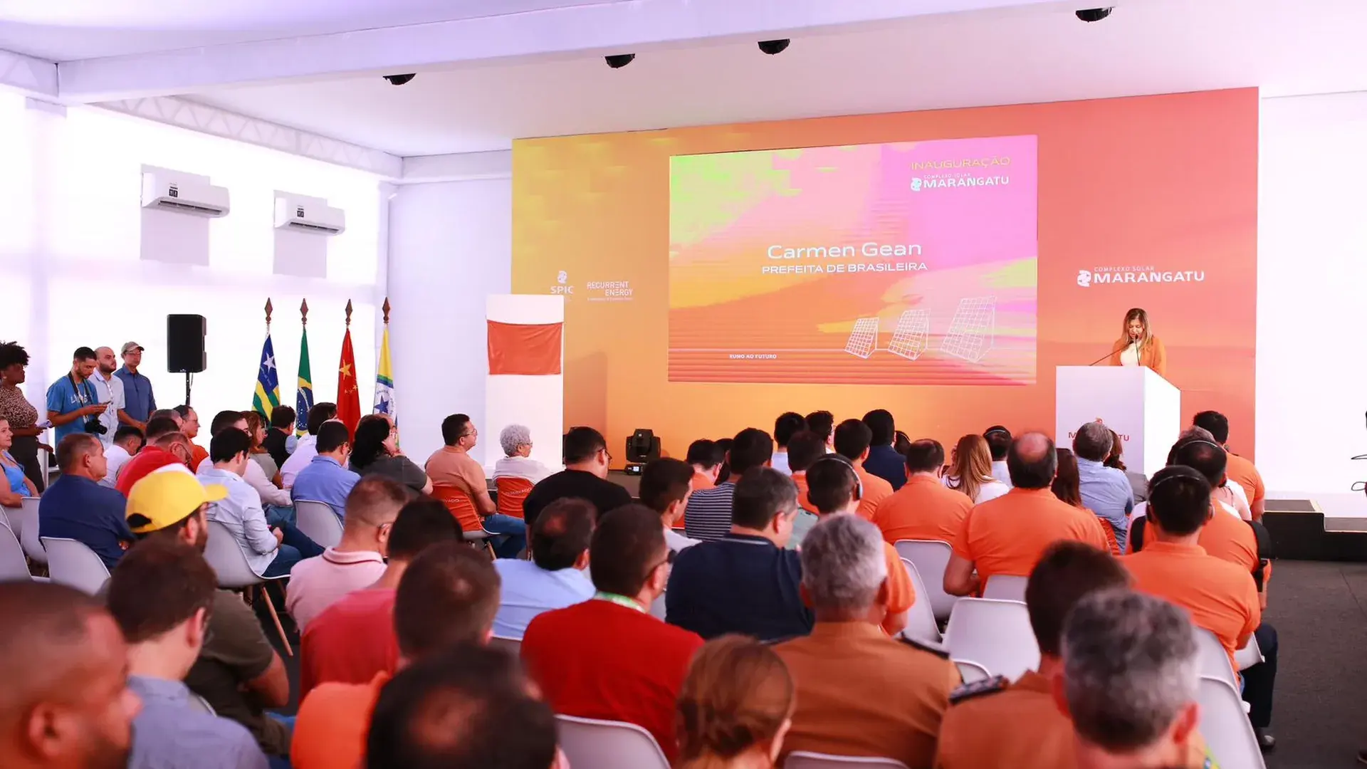 Plateia sentada diante do palco da cerimônia de inauguração
