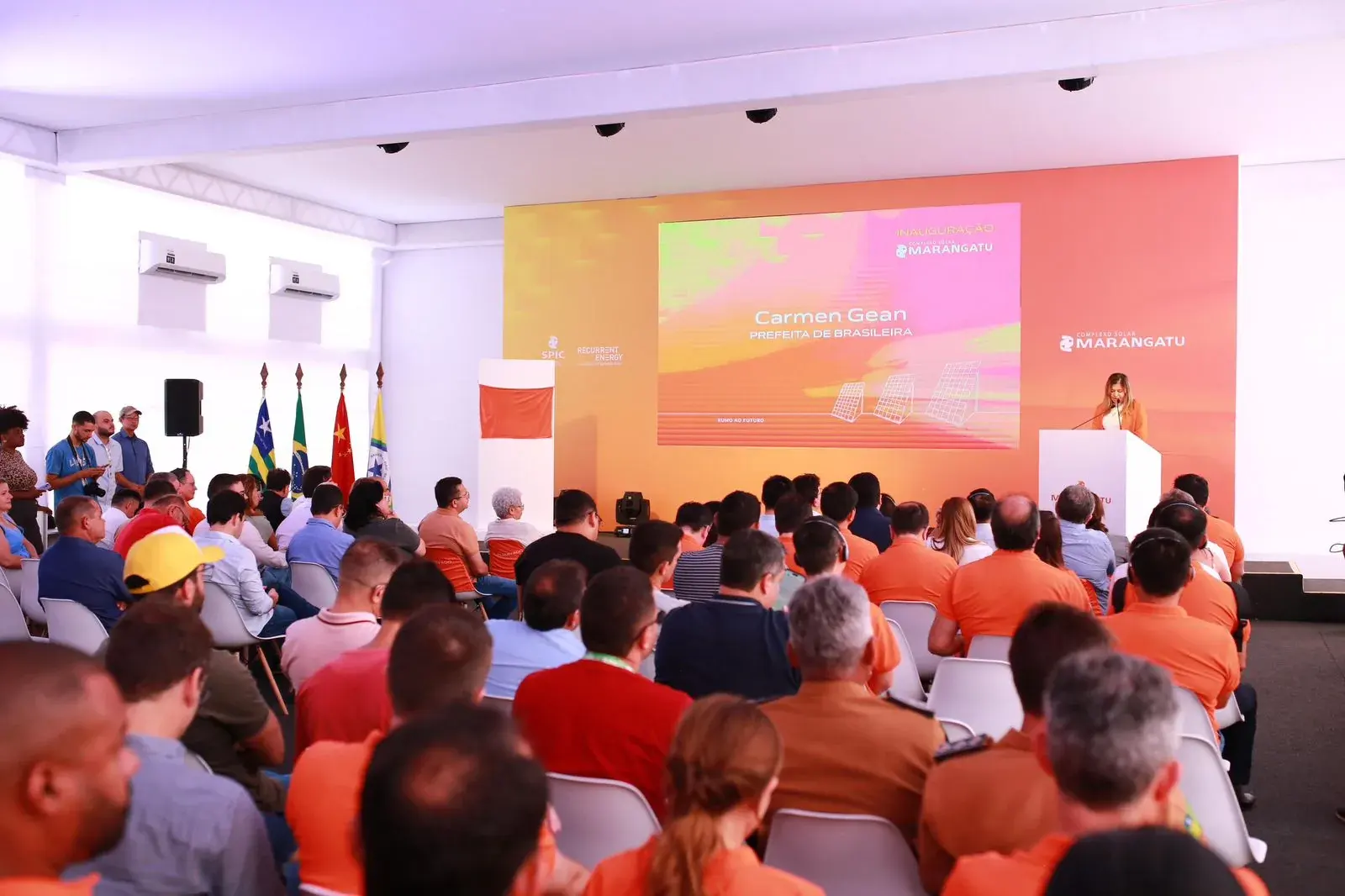 Plateia sentada diante do palco da cerimônia de inauguração